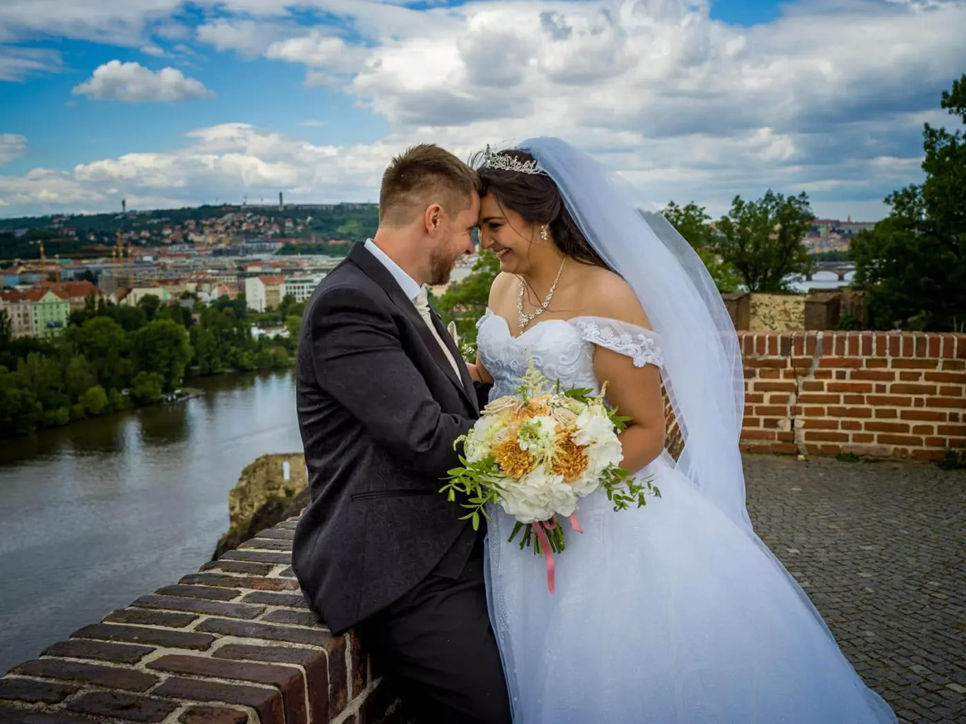 Novomanželé s kyticí na svatbě v Praze